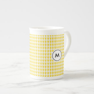 Tasse En Porcelaine Le monogramme Latte attaque le pied-de-poule jaune