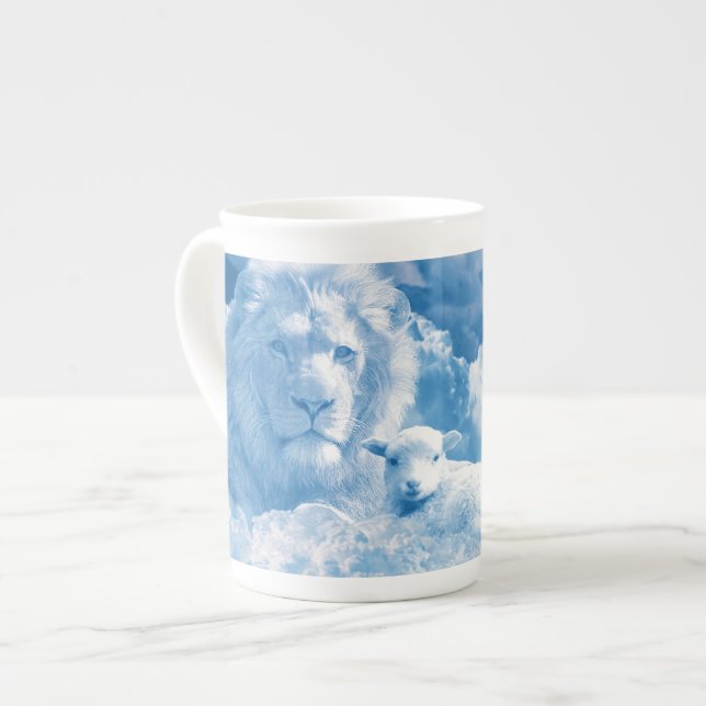 Tasse En Porcelaine Lion et agneau dans les nuages (Devant gauche)