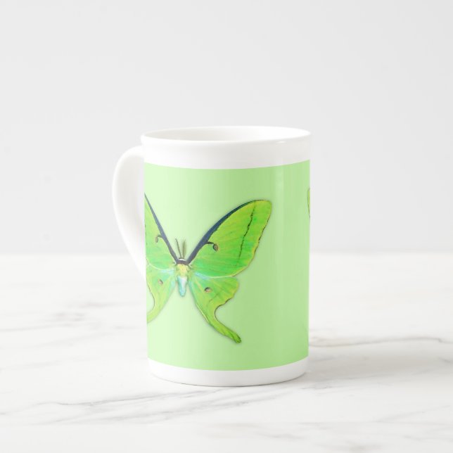 Tasse En Porcelaine Luna moth sur un arrière - plan vert pâle (Devant gauche)