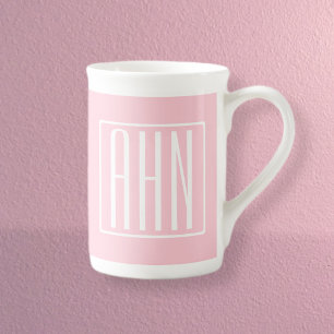Tasse En Porcelaine Monogramme initial   Blanc sur rose clair
