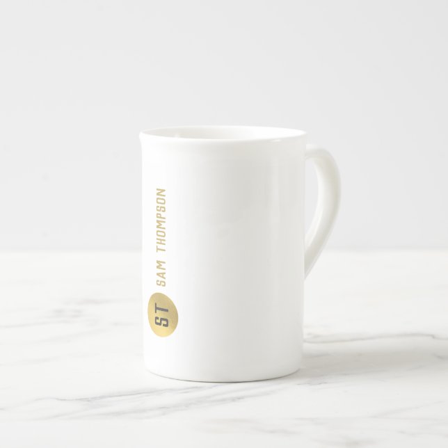 Tasse En Porcelaine Monogramme moderne noir & or élégant personnalisé (Devant droit)