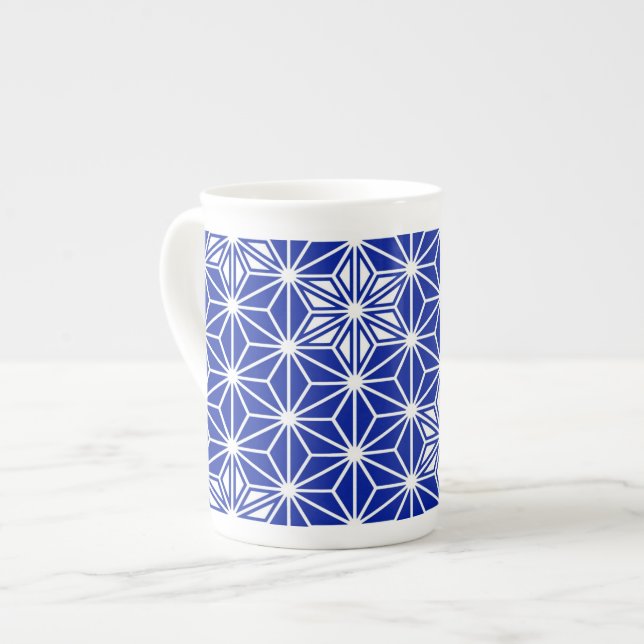 Tasse En Porcelaine Motif japonais Asanoha - bleu cobalt (Devant gauche)