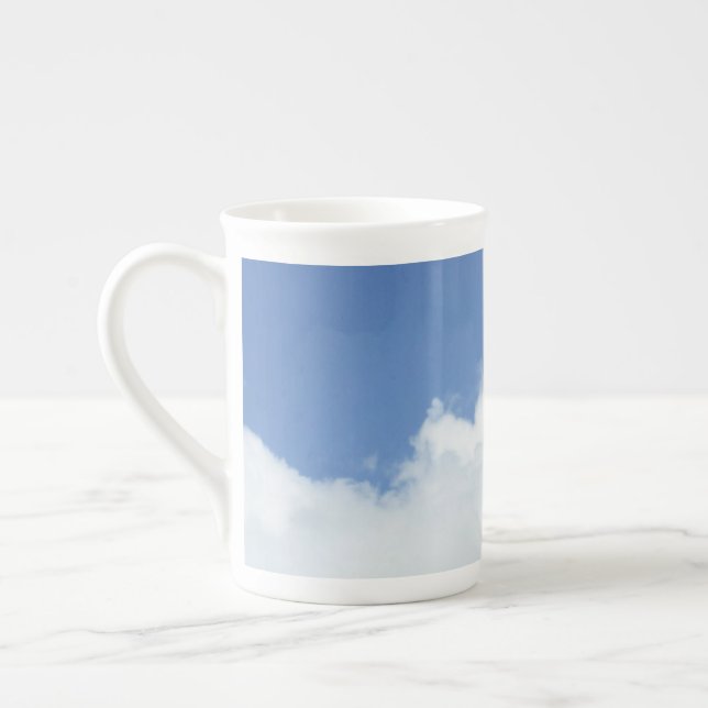 Tasse En Porcelaine Nuages fluides d'anniversaire dans le ciel bleu (Gauche)