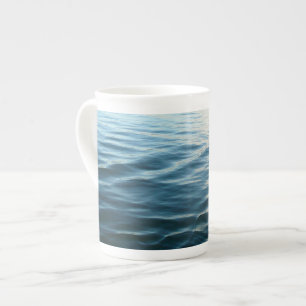 Tasse En Porcelaine Nuances d'eau bleue Photographie de la nature Abst