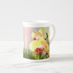 Tasse En Porcelaine Orchidées jaunes sous le soleil de l'après-midi