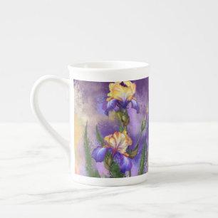 Tasse en porcelaine osseuse avec fleurs d'Iris