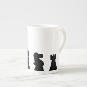 Tasse En Porcelaine Pièces d'échecs noires sur le blanc