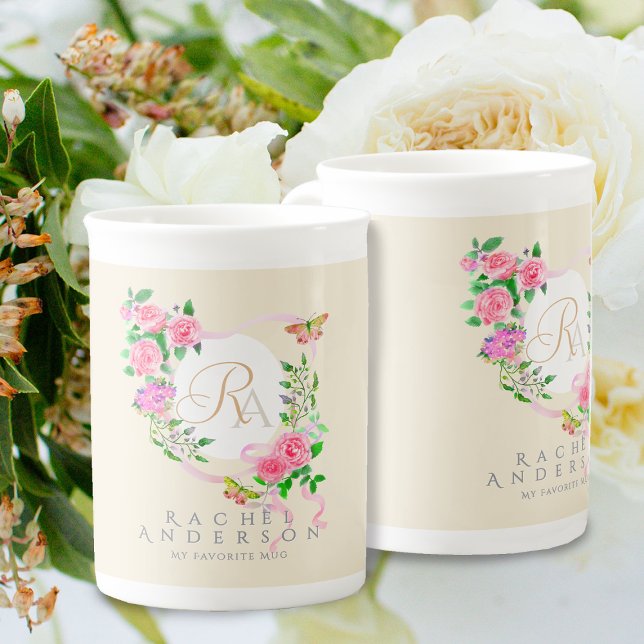 Tasse En Porcelaine Rose rose Ruban Chic Monogramme Beige (Romantic Pink Rose Ribbon Monogram Beige  Mug.)