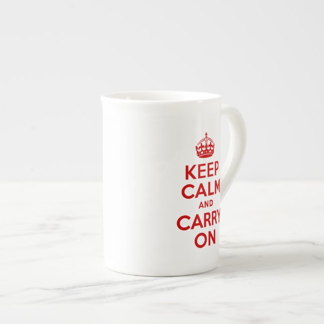 Tasse En Porcelaine Texte rouge Gardez le calme et continuez (Devant droit)