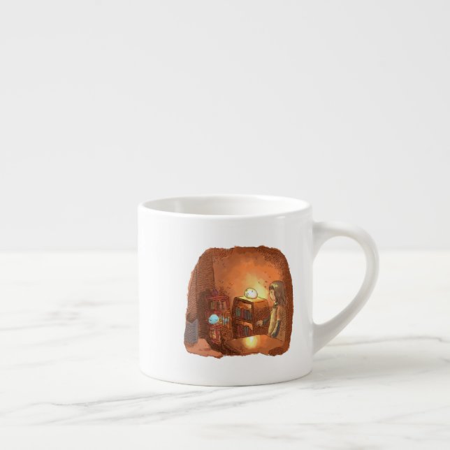 TASSE EXPRESSO さやしさじ　薄暗い照明の茶色いお部屋で本棚の前に立っている女性のイラスト (Droite)