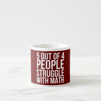 Tasse Expresso 5 personnes sur 4 luttent avec les maths amusantes
