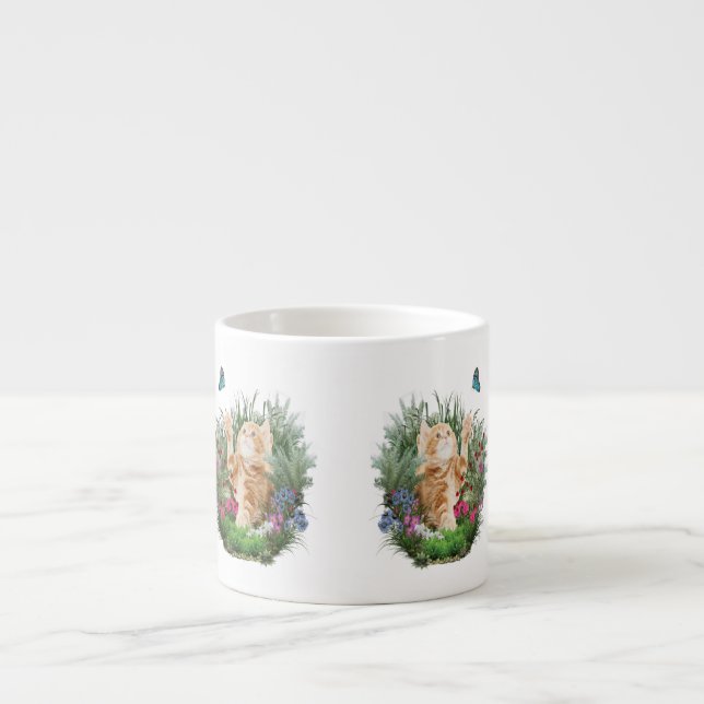 Tasse Expresso Chaton gingembre jouant avec un papillon (Devant)
