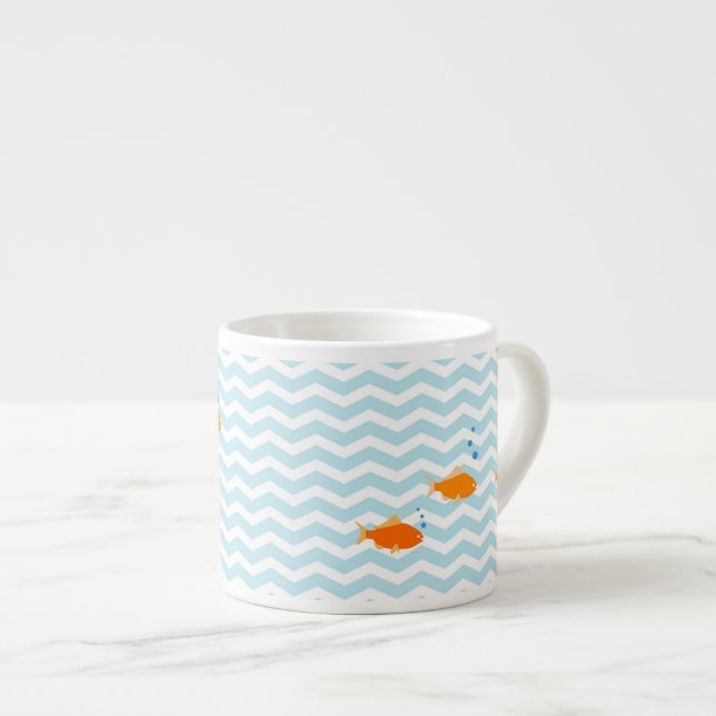 Tasse Expresso Chevron bleu lunatique avec des poissons d'or (Devant droit)