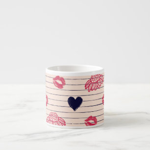 Tasse Expresso Coeurs rouges, lèvres, marguerites motif.