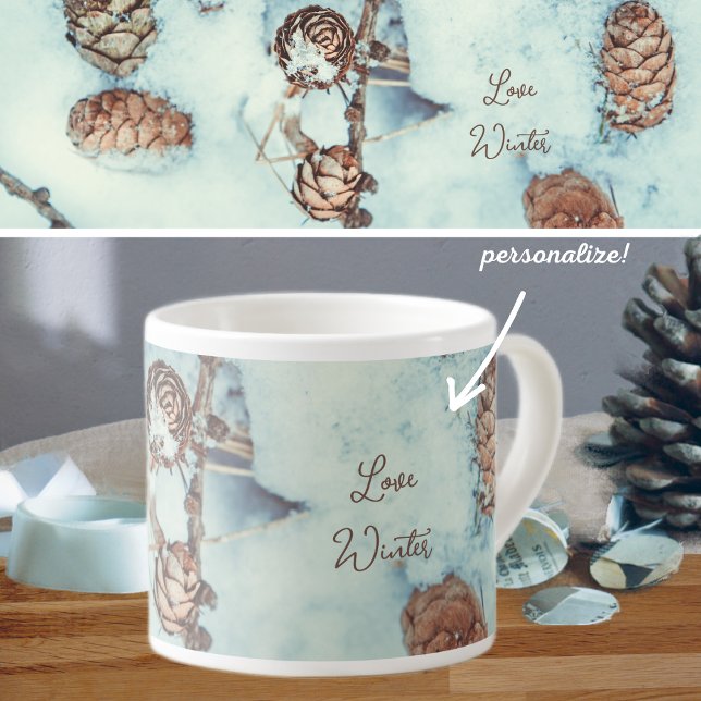 Tasse Expresso Cônes de mélèze sur la neige bleue fraîche (Créateur téléchargé)