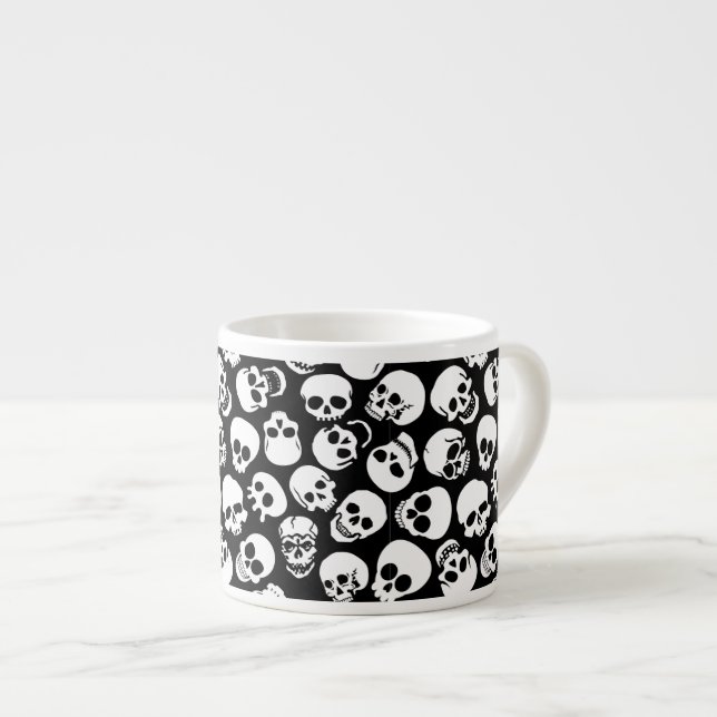 Tasse Expresso Crânes dans le motif noir d'arrière - plan (Devant droit)