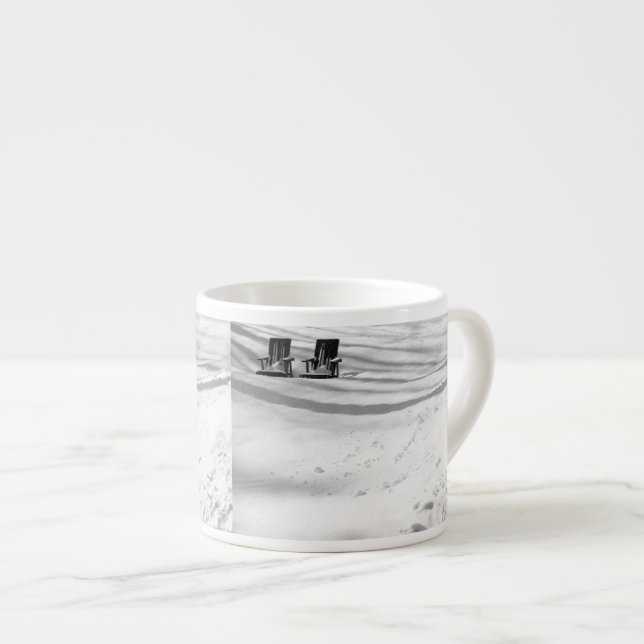 Tasse Expresso Deux Chaises Ensevelies Dans La Neige (Devant droit)
