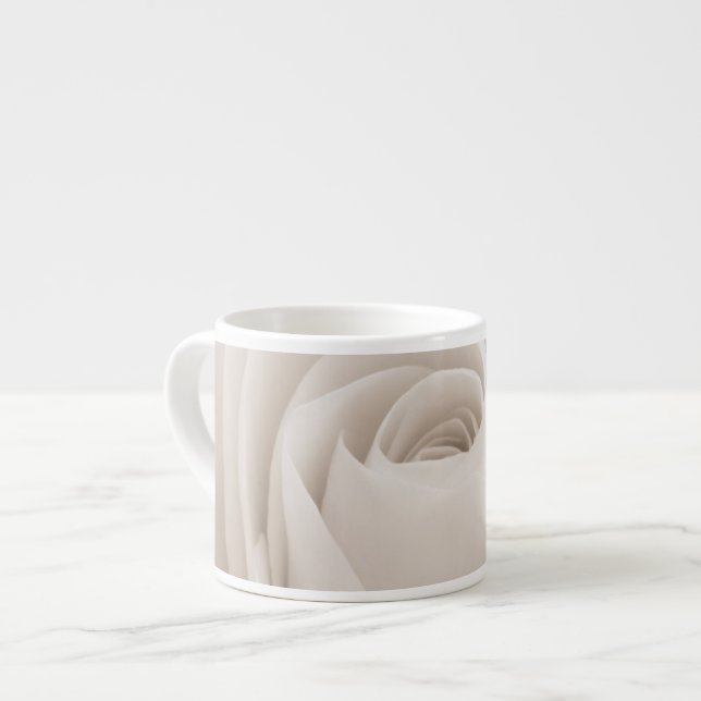 Tasse Expresso Fermez-vous des pétales de rose blancs (Devant gauche)