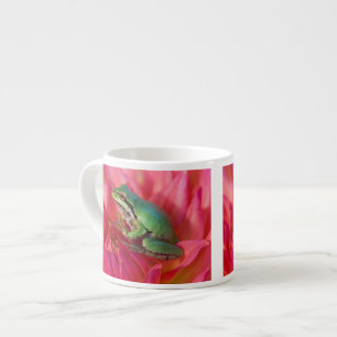 Tasse Expresso Grenouille arboricole du Pacifique sur des fleurs 