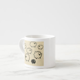 Tasse Expresso Mouton blanc et noir sur Arrière - plan crème