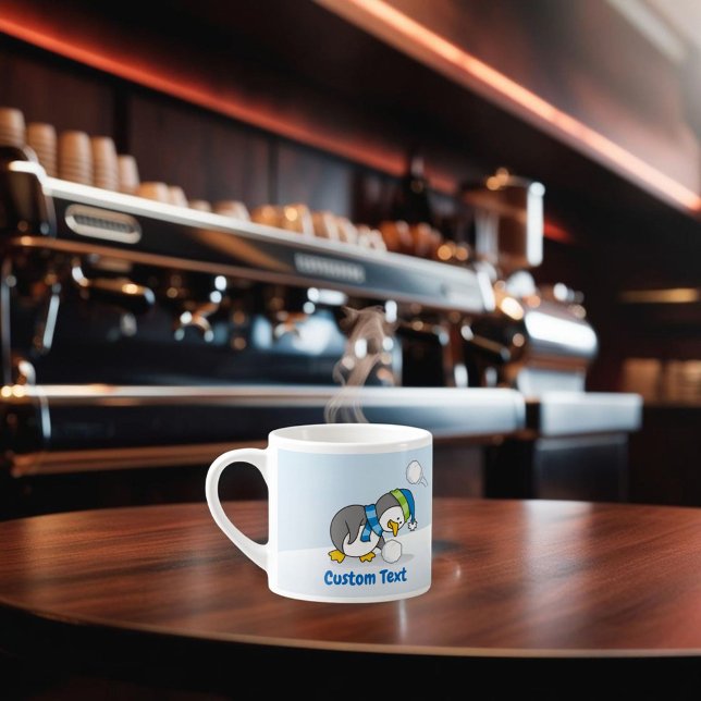 Tasse Expresso Petit manchot obtenant une boule de neige (Créateur téléchargé)