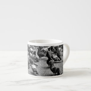 Tasse Expresso Photographie noir et blanc de nombreux pigeons