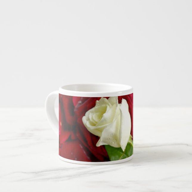 Tasse Expresso Rose blanc sur les pétales rouges (Devant gauche)