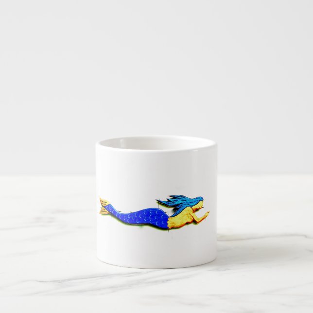 Tasse Expresso sirène de brunette nageant (Devant)