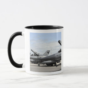 Tasse F-16 Fighting Falcons attend le lancement