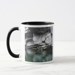 Tasse Falaise arrondie de roche par la rivière de