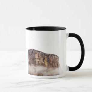 Tasse Falaise pure se levant au-dessus des nuages