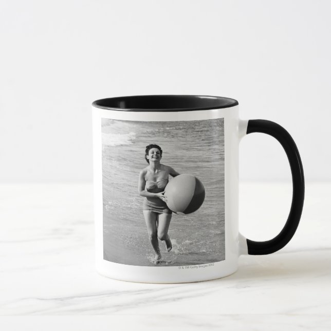 Tasse Femme avec du ballon de plage (Droite)
