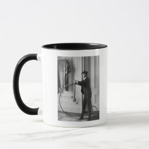 Tasse Femme habillée en homme avec une bicyclette
