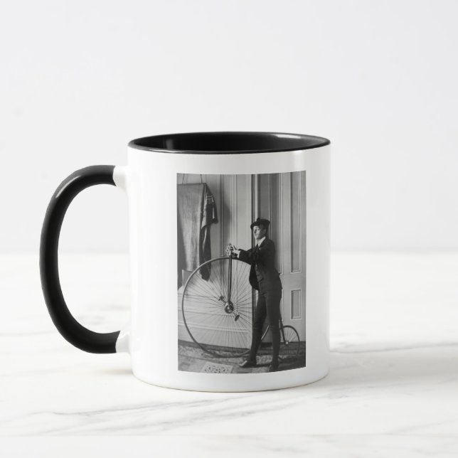 Tasse Femme habillée en homme avec une bicyclette (Gauche)