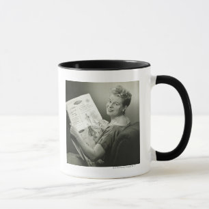 Tasse Femme s'asseyant dans la chaise