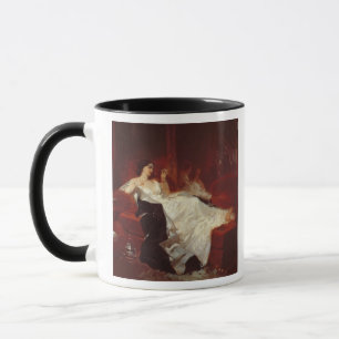 Tasse Femme sur un sofa rouge