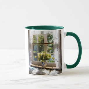 Tasse Fenêtre avec rideau de dentelle et tulipes
