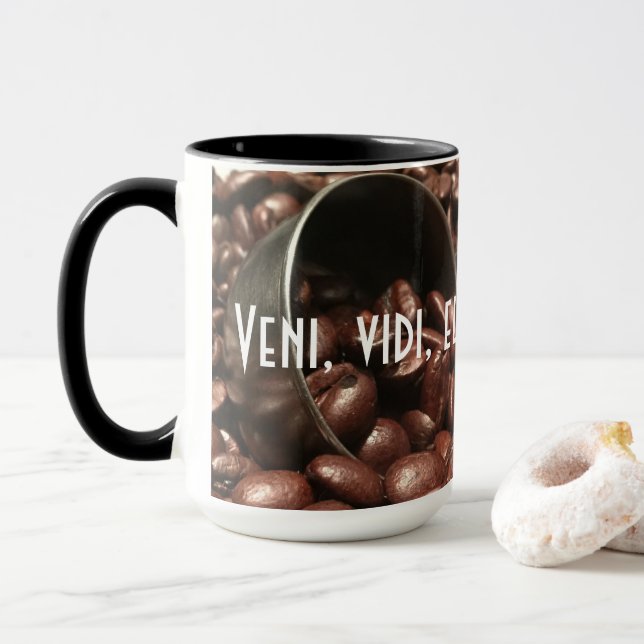 Tasse Fèves de café rôties foncées et Scoop Photographie (Avec donut)
