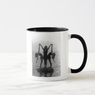 Tasse Filles dans la pose sur une roche dans l'eau