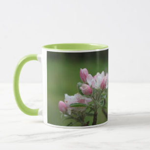 Tasse fleur de pomme et feuilles verts