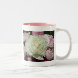 Tasse florale de pivoines roses de pivoine