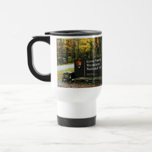 Tasse fumeuse de voyageur de signe d'automne de