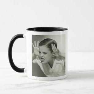 Tasse Garçon faisant le visage