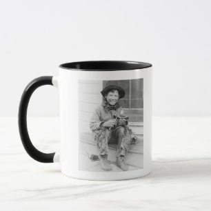 Tasse Garçon habillé comme cowboy avec des jouets