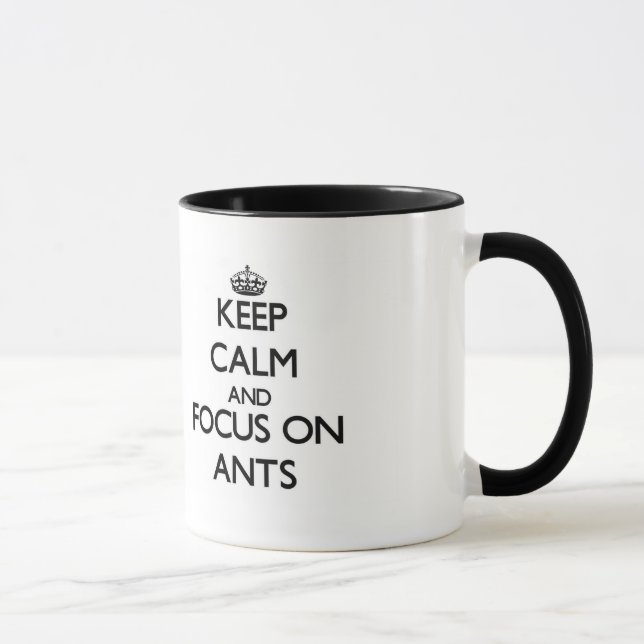 Tasse Gardez le calme et le foyer sur des fourmis (Droite)