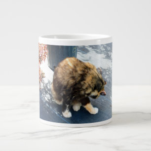 Tasse Géante chat de calicot léchant les jambes de derrière