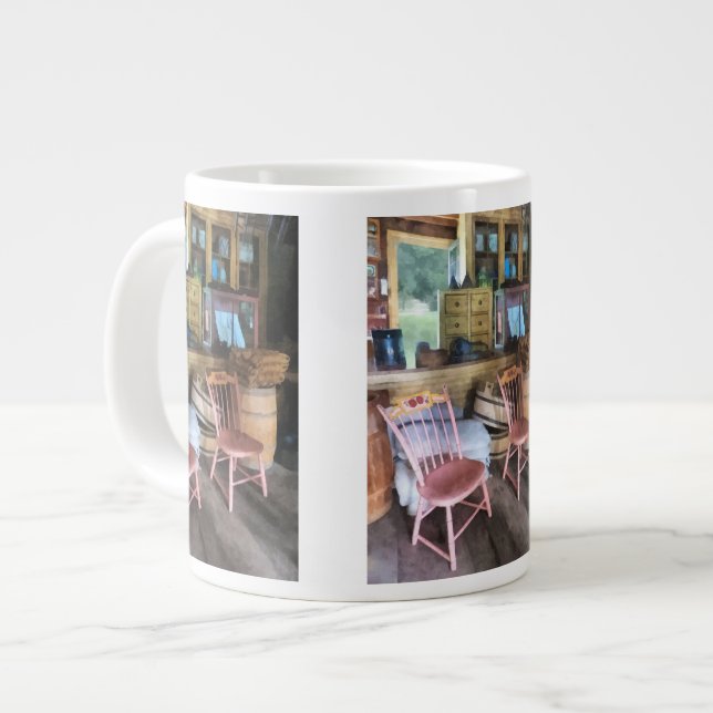 Tasse Géante Deux chaises roses dans le magasin général (Devant gauche)