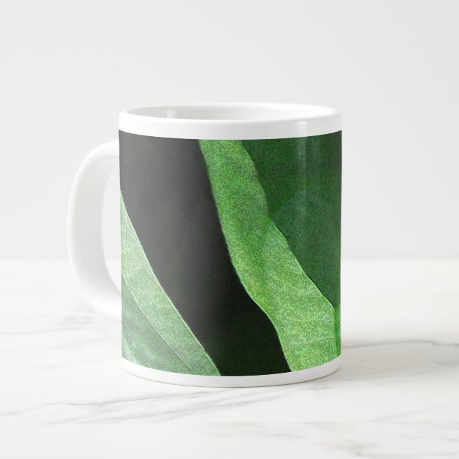 Tasse Géante Feuilles en gros plan dans la lumière et l'ombre (Devant gauche)