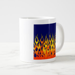 Tasse Géante Flammes de course vibrantes sur fond bleu marine