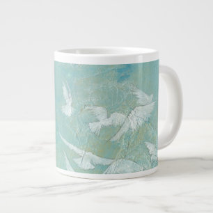 Tasse Géante Oiseaux blancs à travers le ciel bleu